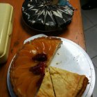 Köstlicher Kuchen vom Flohmarktbuffet
