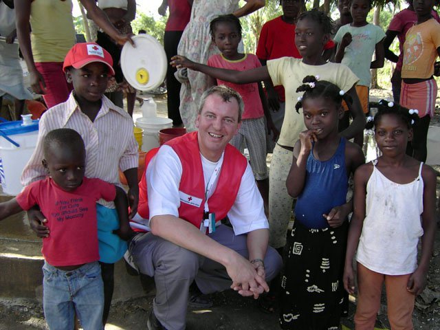 Herbert Wieser mit Kindern in Leogane